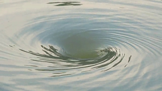惠而浦在水中视频素材