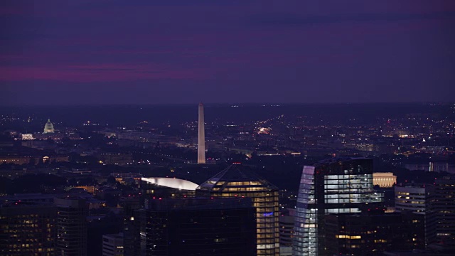 清晨鸟瞰林肯纪念堂，华盛顿纪念碑和国会大厦。视频素材