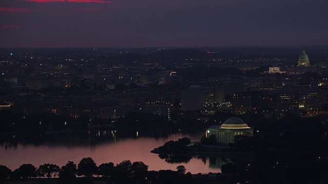 日出时的杰弗逊纪念堂，远处是国会大厦。视频素材