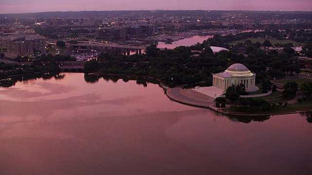 鸟瞰图杰弗逊纪念堂和潮汐盆地在日出。视频素材
