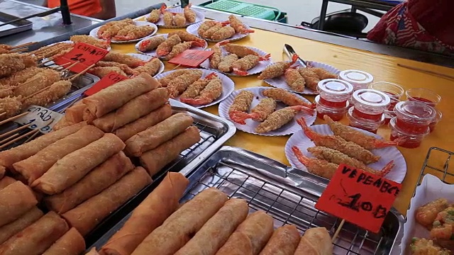 泰国街头小吃，面糊炸虾，鸡肉，蔬菜春卷视频下载