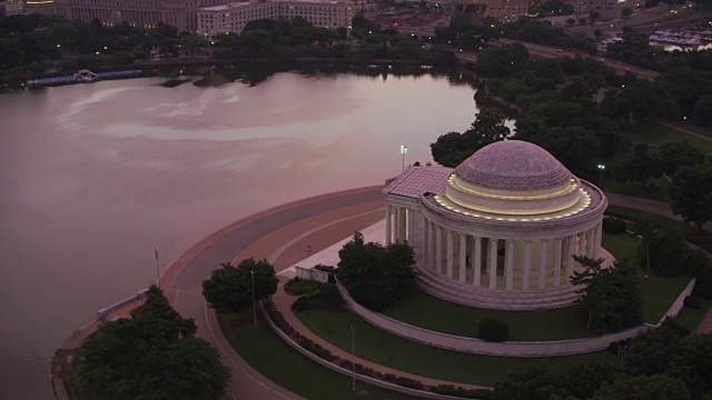 鸟瞰图杰弗逊纪念堂和潮汐盆地在日出。视频素材
