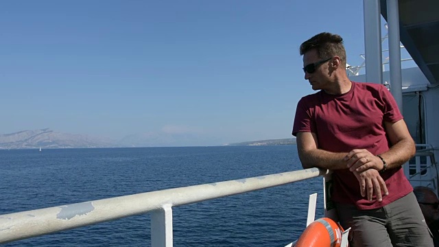 一名成年男子乘渡船前往亚得里亚海视频下载
