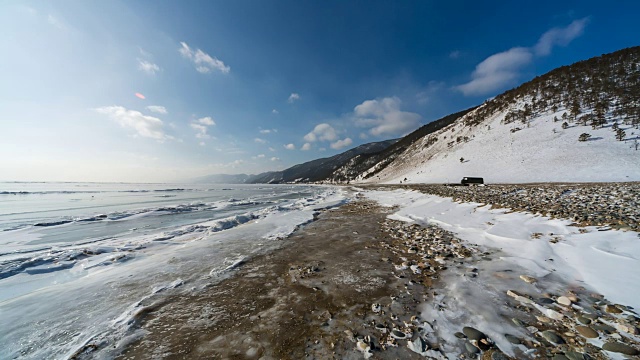 冬季贝加尔湖沿岸的全景。视频下载