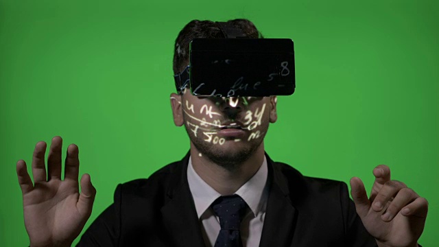 一个优雅的大学科学家讲师使用虚拟现实眼镜纠正学生的数学公式在绿色屏幕背景的特写视频素材