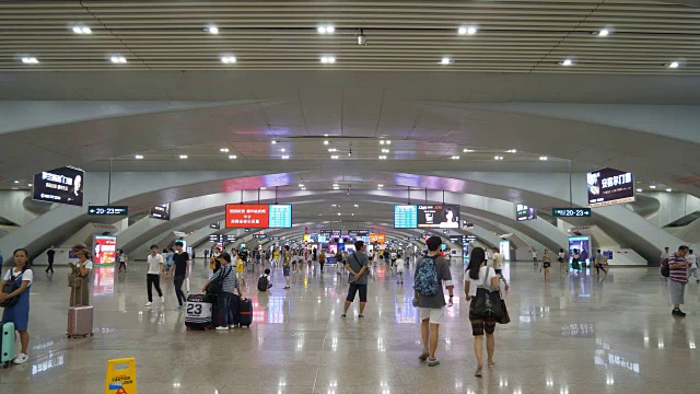 广州市火车站拥挤的大厅全景4k中国视频素材