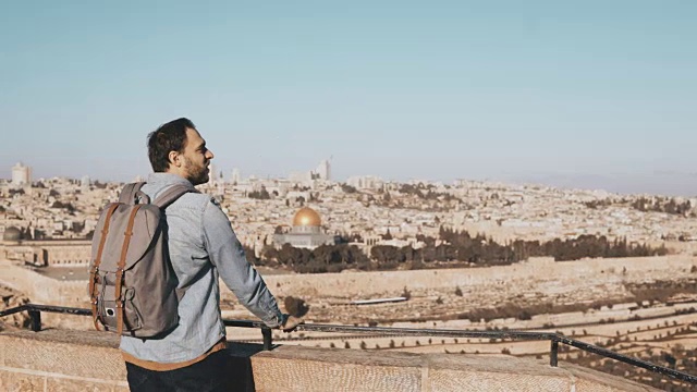 兴奋的欧洲游客男举手。以色列耶路撒冷。双臂敞开。背包男享受惊人的4K风景视频素材
