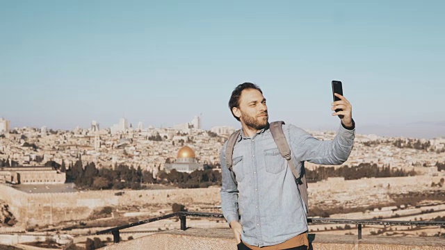 快乐的人在耶路撒冷老城自拍。蓄着胡须的当地男性开心地微笑着拍照。完美的以色列全景4K视频素材