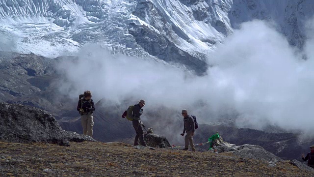 喜马拉雅山上的旅行者视频素材