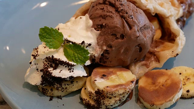 华夫饼，冰淇淋巧克力和香蕉split，放大视频素材