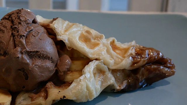 华夫饼配冰淇淋巧克力和香蕉split视频素材
