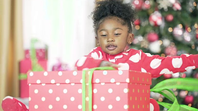 年轻女孩打开圣诞礼物视频下载