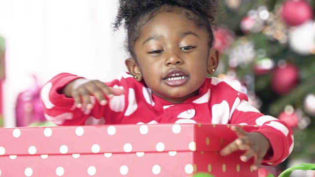 年轻女孩打开圣诞礼物视频素材