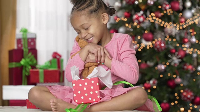 女孩打开圣诞礼物视频素材