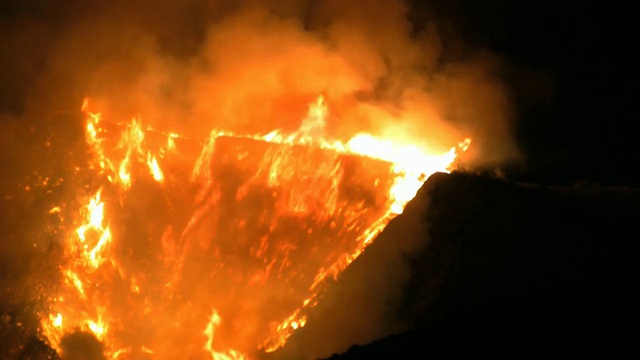 加州南部巴伦西亚夜间火灾视频素材