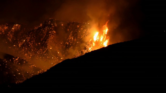 南加州夜间火灾视频素材