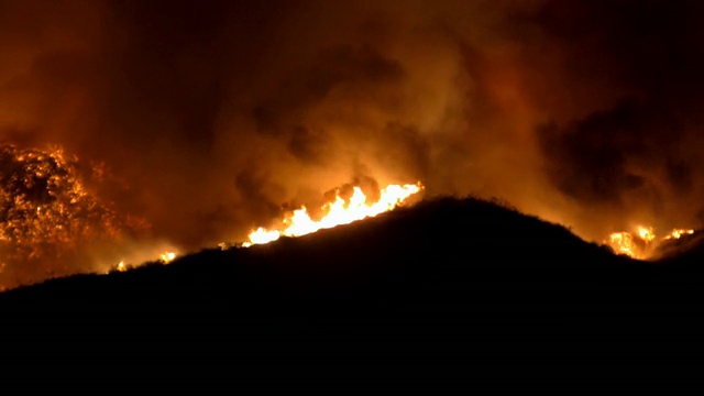 大火在山坡上的剪影2视频素材