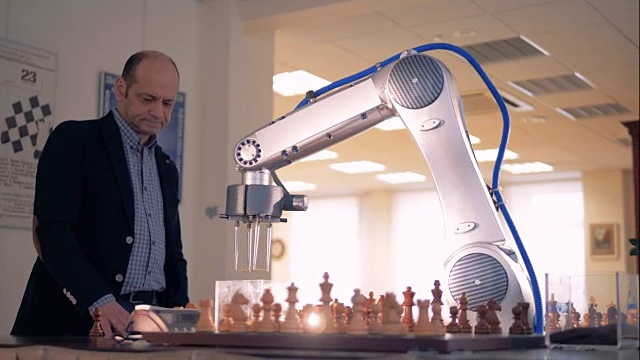 创新的游戏模拟器，机器人与人类下棋。未来机器人的概念。视频素材
