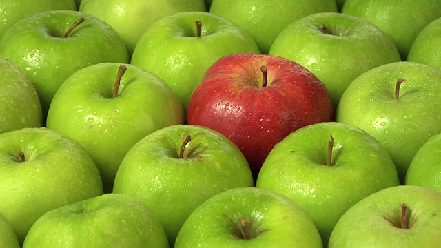 一群绿苹果中的一个红苹果视频素材
