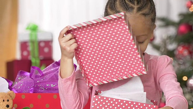 女孩打开圣诞礼物视频素材
