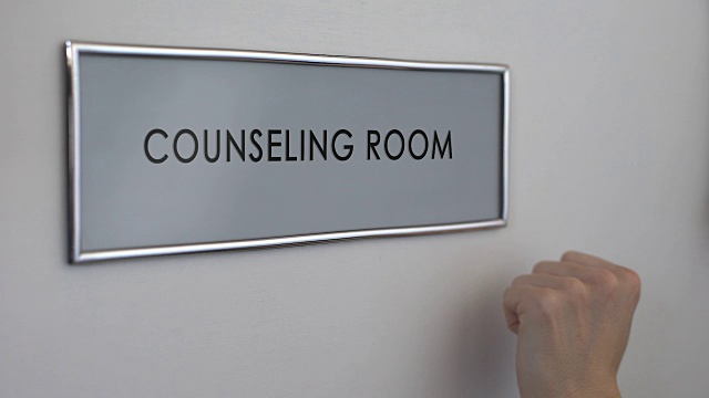 咨询室的门，特写的手敲门，家庭治疗，支援小组视频素材