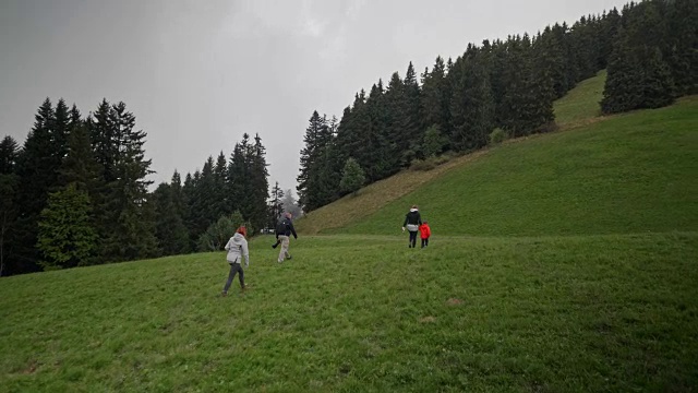 阿尔卑斯山徒步旅行视频素材