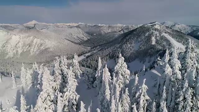 雪景空中展示冬季高山运动滑雪和滑雪板度假村视频素材