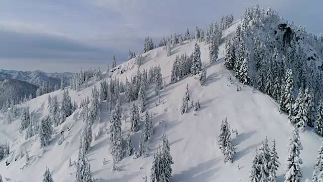 雪山空中滑雪和雪板越野粉末斜坡视频素材