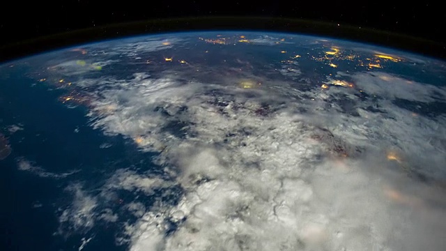 飞越地球表面的飞行，从空间站拍摄。北极光和地狱之星视频素材