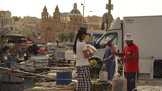 两个渔民在码头上工作的渔村-马耳他视频下载
