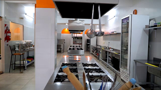 一所烹饪学院的工业厨房视频下载