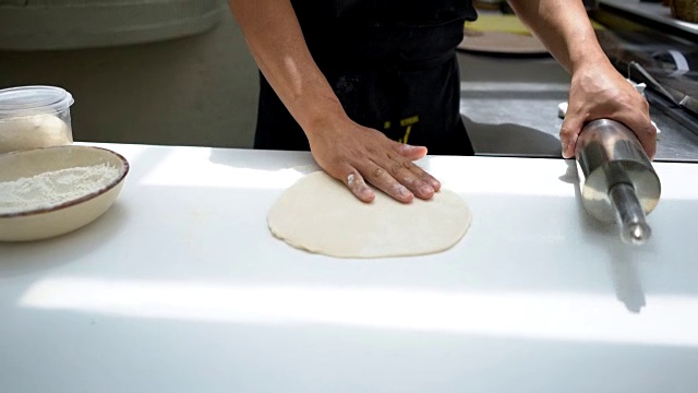 一个意大利餐厅的面目全非的厨师在做披萨视频素材