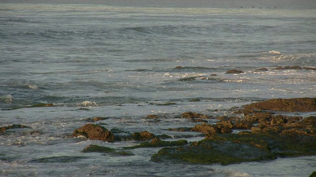 海洋中溅起的岩石(高清)视频素材