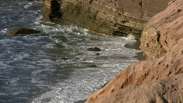 岩石滩软浪(高清)视频素材