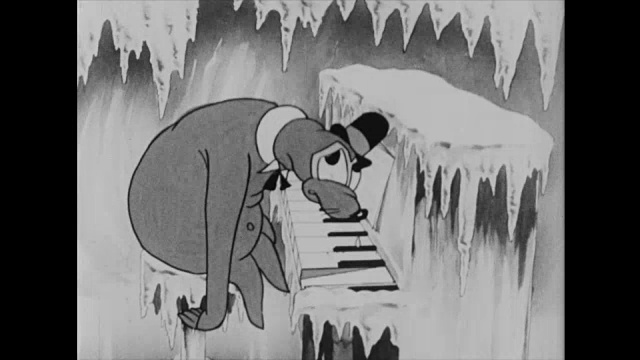 弹钢琴的狗在琴键上哭泣视频素材
