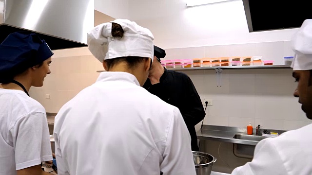 厨师老师教他的学生不同的配料然后闻闻学生给他的大蒜视频下载