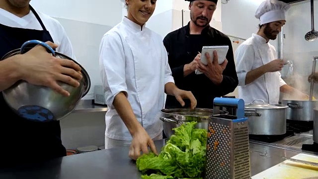 厨师长给女副厨师长做了一份沙拉，她让两人都笑了视频素材