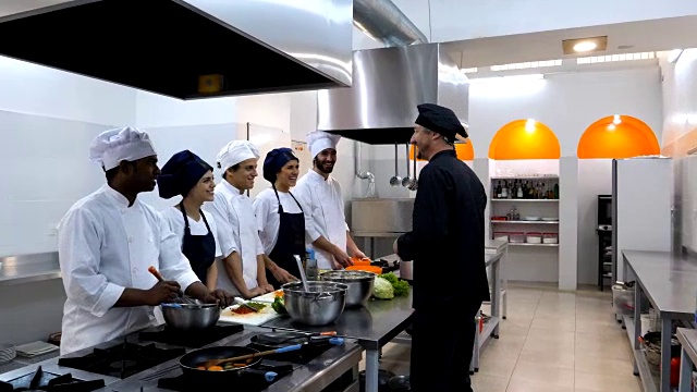 厨师长给他的团队下达了所有准备工作的指令他们看起来非常开心视频素材