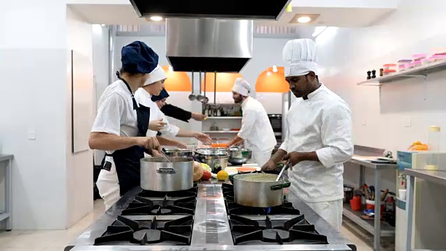 人们在餐厅厨房工作的时间流逝，所有人都在为不同的订单工作视频下载