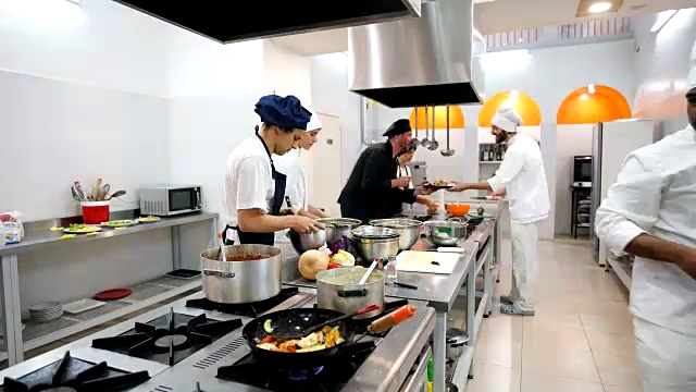 厨房工作人员在工业厨房里完成不同任务的时间间隔，准备上菜的订单视频素材