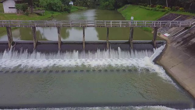 鸟瞰图小水的门或堰灌溉在农村，泰国视频素材