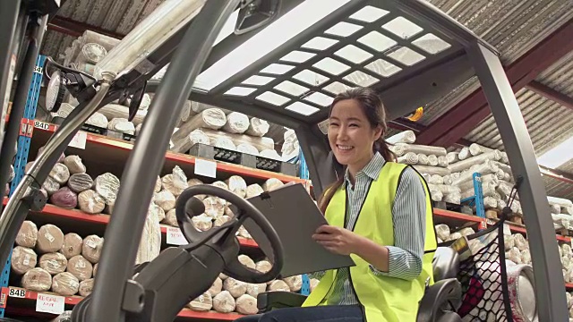 亚洲女工在仓库铲车上的肖像视频购买