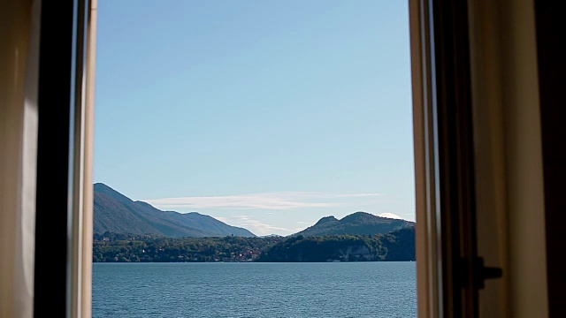 从打开的窗户可以看到马焦雷湖视频素材