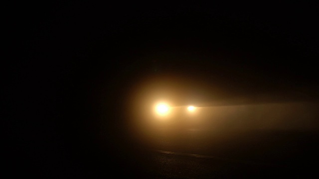 黎明前，汽车爬上土居因塔农峰视频素材