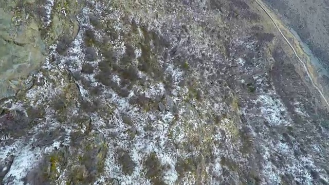 飞行与倾斜相机在山岩视频素材