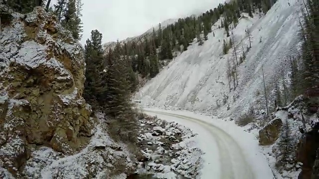 飞越山路上的岩石门视频素材