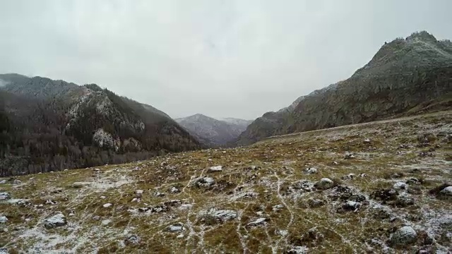 在冬季山脉的石头公园上空飞行视频素材