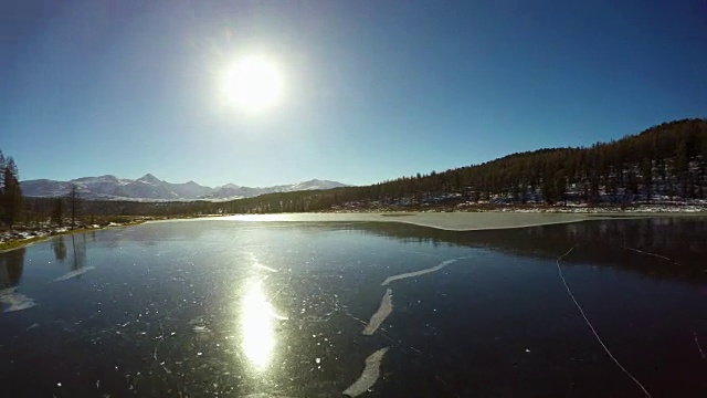 冬季，山湖被冰雪覆盖视频素材