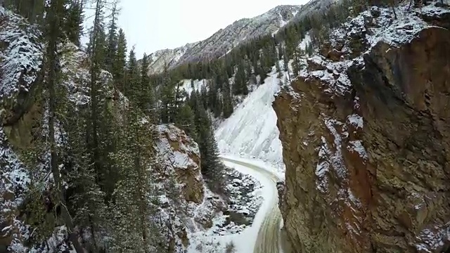 飞越山路上的岩石门视频素材