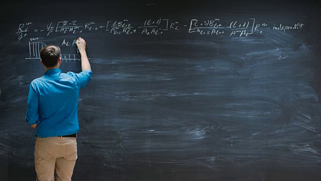 《天才年轻数学家在黑板上写复杂方程的延时》。视频素材